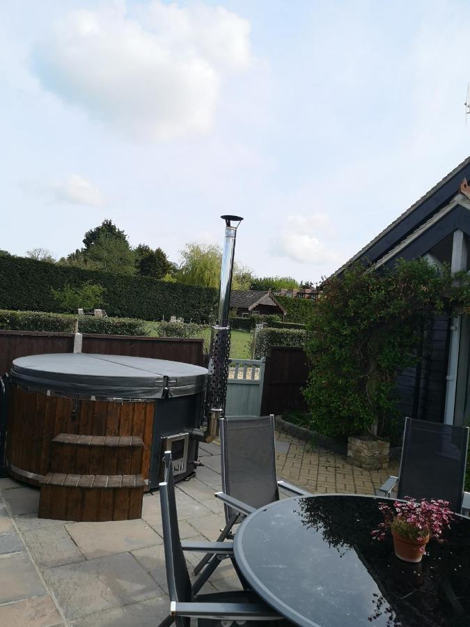 Oak Cottage With Private Log Fired Hot Tub Maidstone Esterno foto